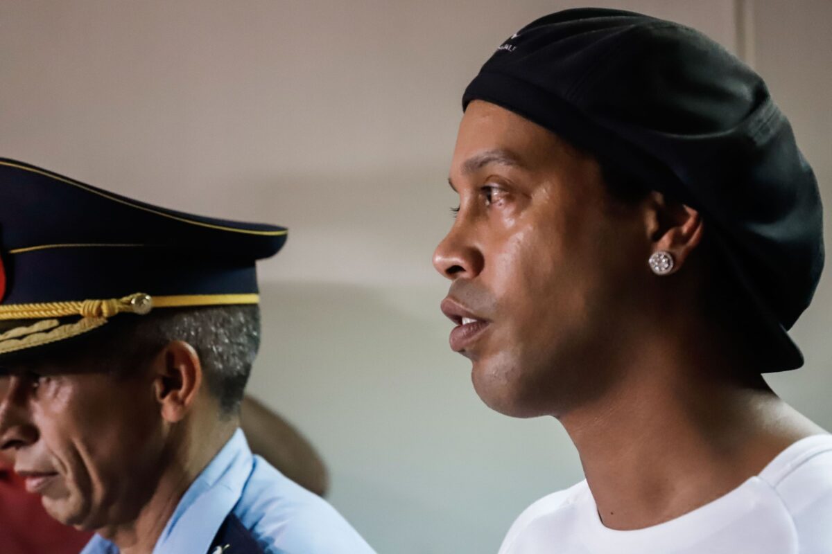 Ronaldinho a fost sunat în închisoare de un fost coechipier de la Barcelona