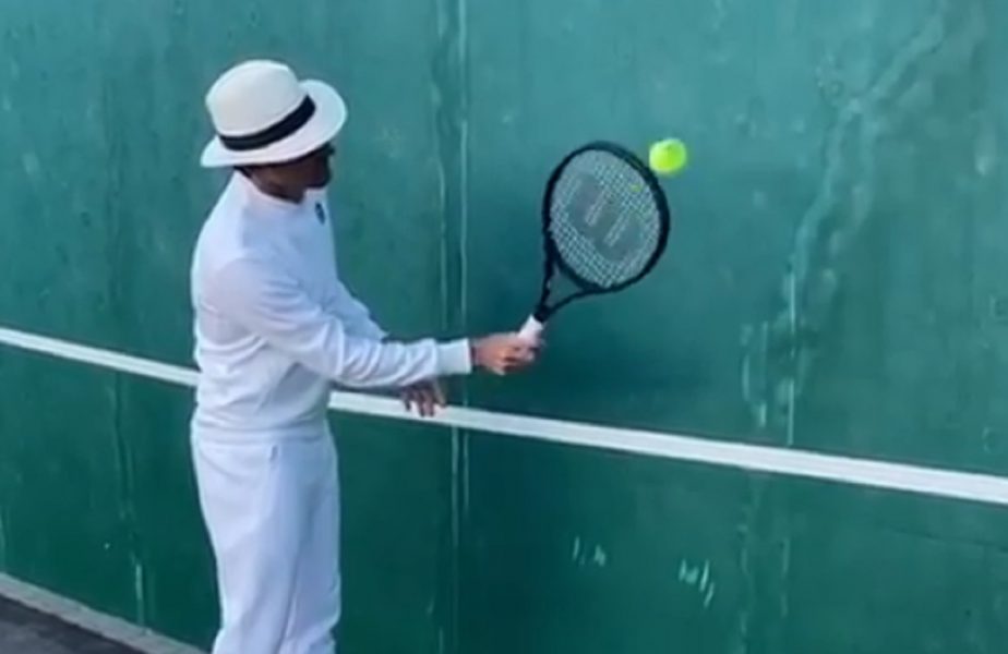 Roger Federer se antrenează la perete