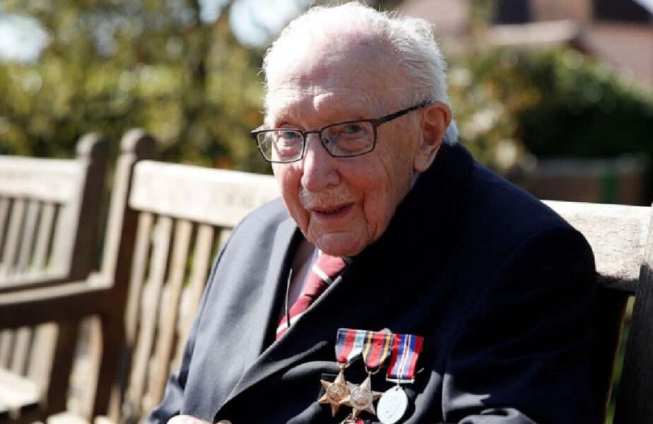 VIDEO | Un veteran de război a primit 12 milioane de lire sterline după ce a traversat grădina de 100 de ori sprijinit în baston