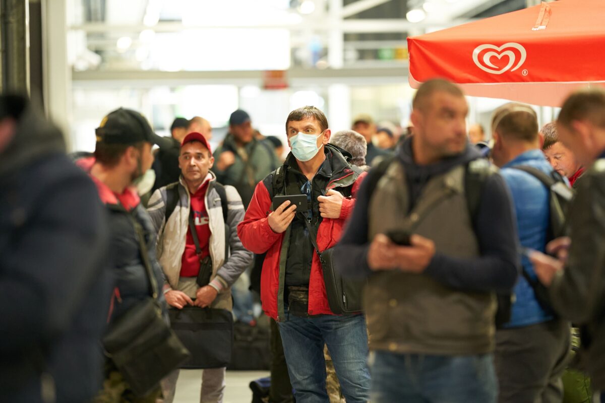 3 fotbaliști dorm pe jos în aeroportul de la Frankfurt și mănâncă din mila angajaților. ”E o rușine, am bătut la toate ușile”