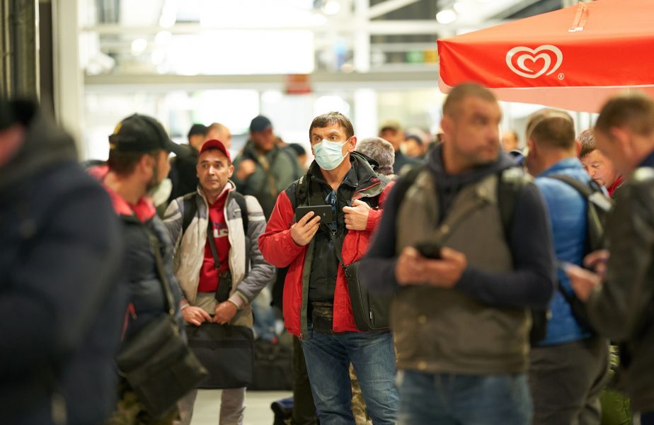 3 fotbaliști dorm pe jos în aeroportul de la Frankfurt și mănâncă din mila angajaților. ”E o rușine, am bătut la toate ușile”