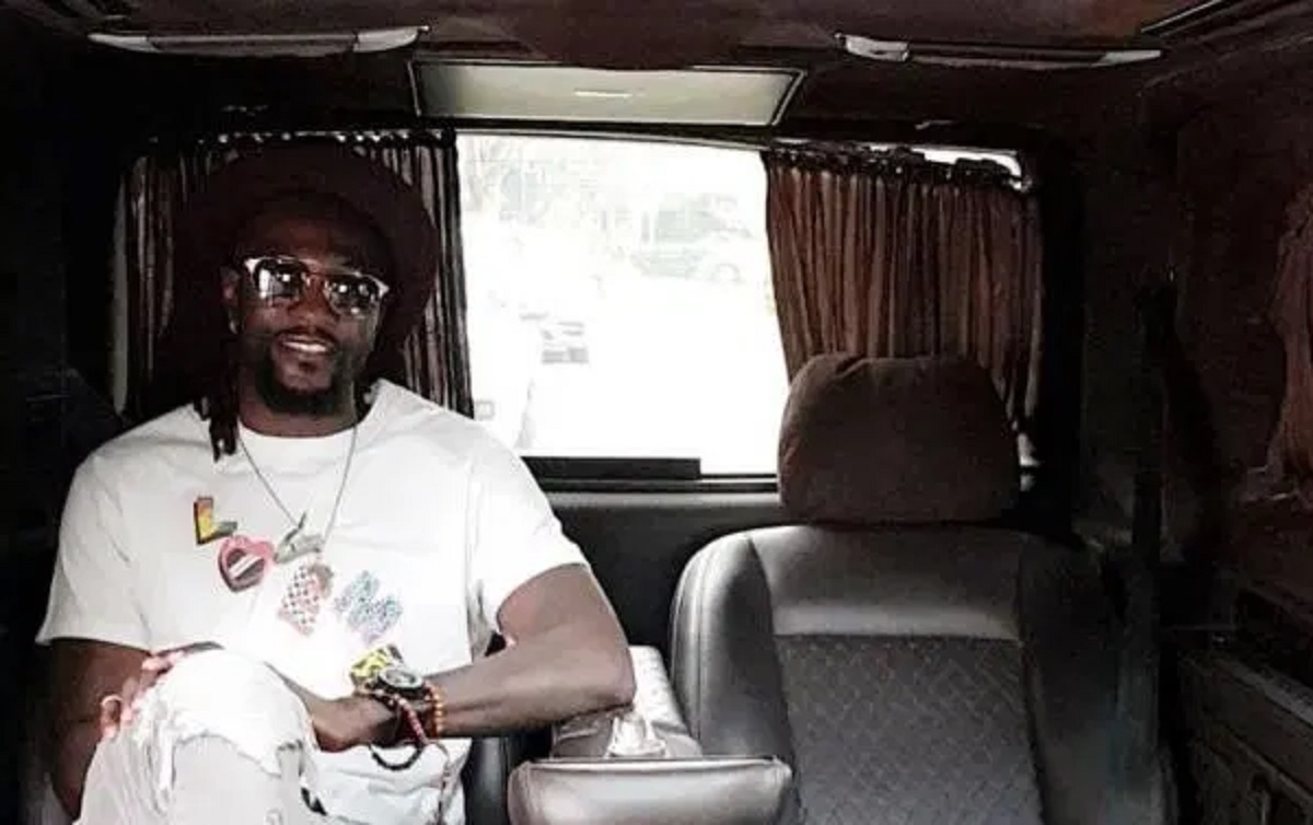 Emmanuel Adebayor stă într-o mașină