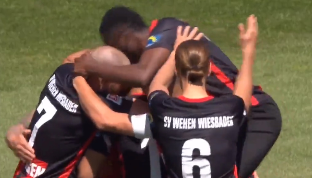 Jucătorii lui Wehen sărbătoresc marcarea unui gol