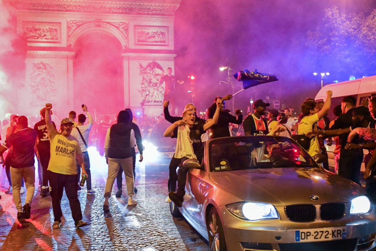 Zeci de persoane arestate la Paris, după ciocnirile fanilor lui PSG cu forţele de ordine. Au fost torţe, articificii şi gaze lacrimogene