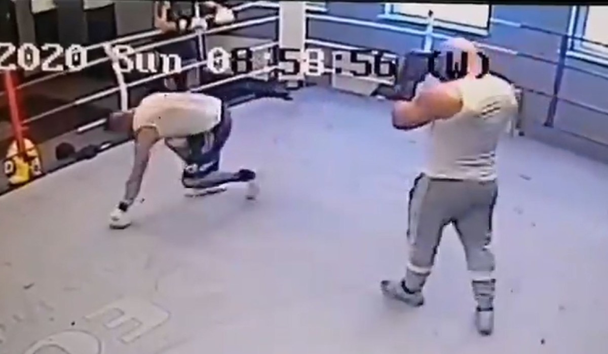 Un fost campion mondial la box l-a făcut KO pe bully-ul său în doar câteva secunde! VIDEO