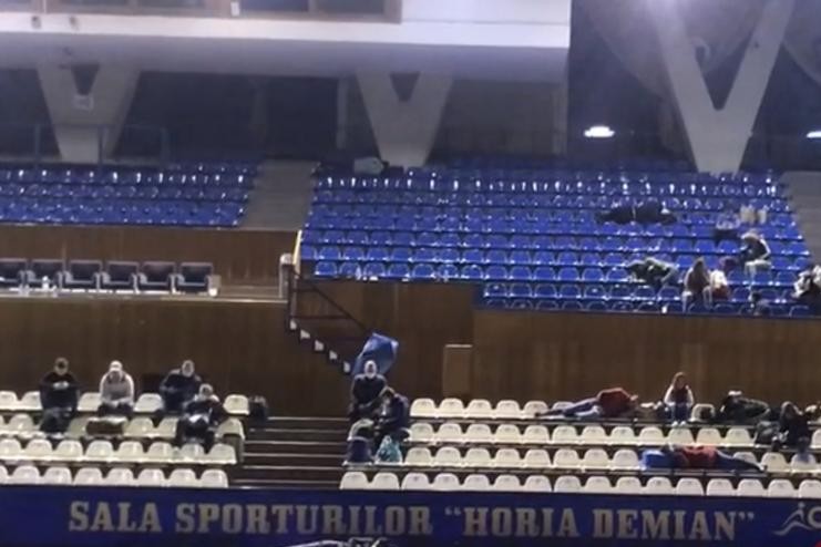 Români ținuți fără mâncare și dezinfectanți în Sala Sporturilor din Cluj: "E groaznic ce am trăit"