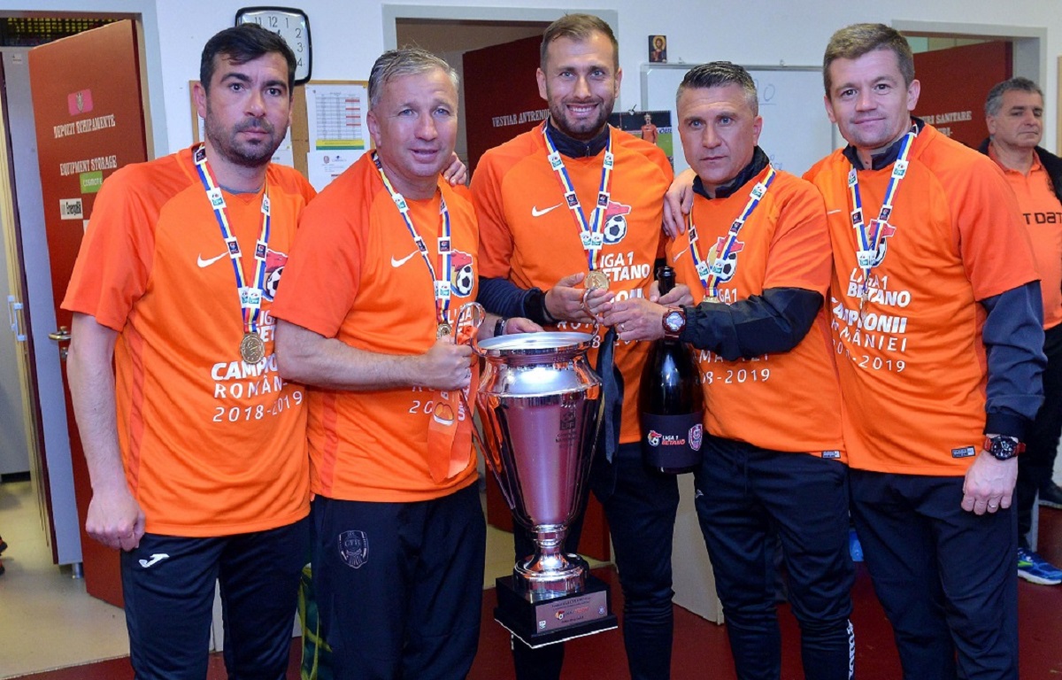 Dan Petrescu și jucătorii CFR-ului cu trofeul de campioni