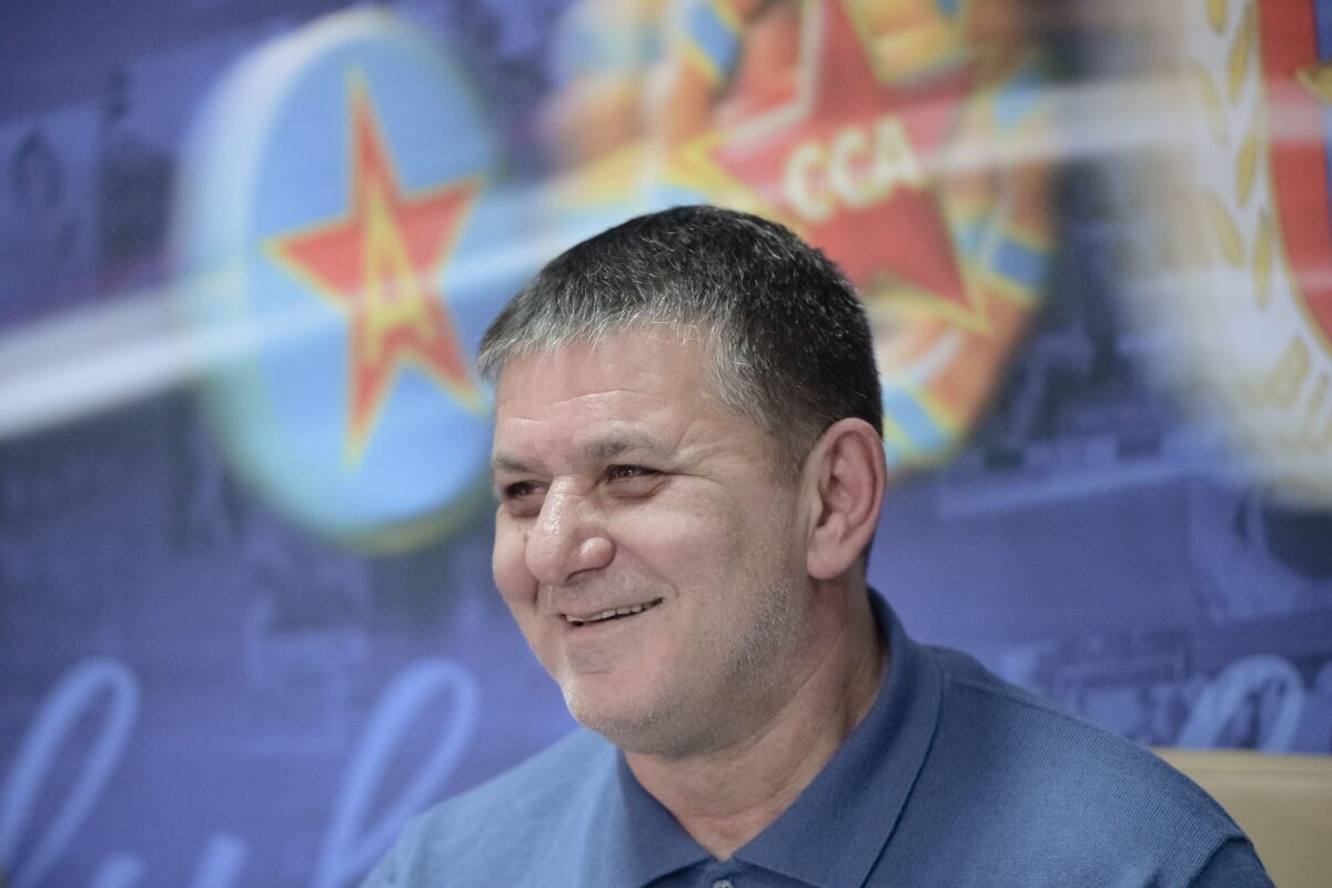 Marius Lăcătuș, în timpul unei conferinţe de presă