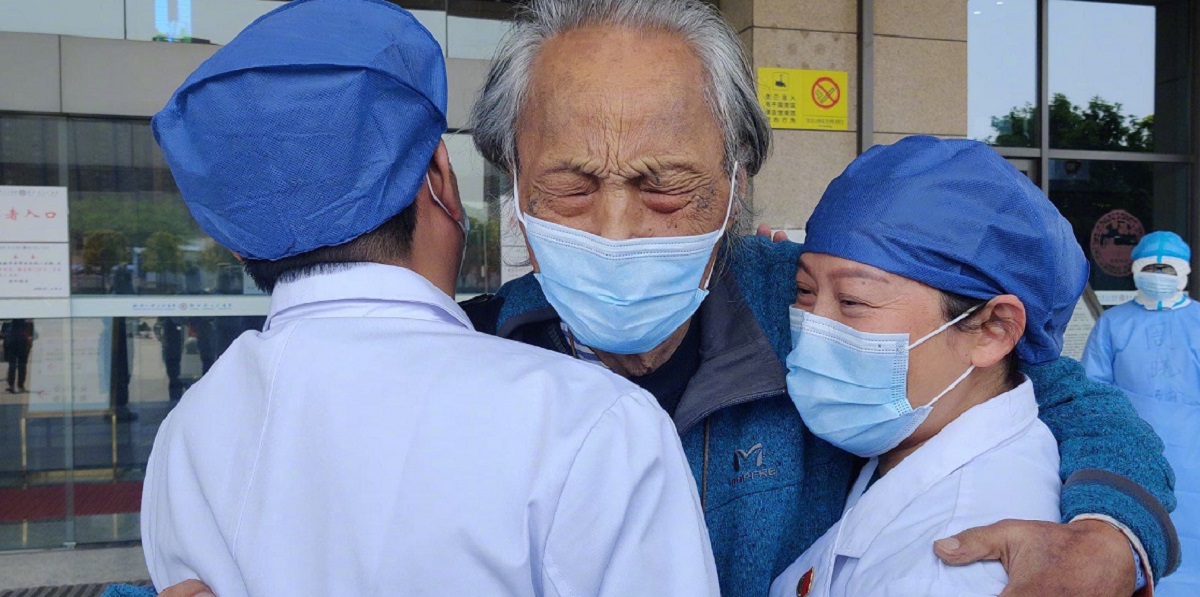 Bătrânul din Wuhan, îmbrățișat de familie