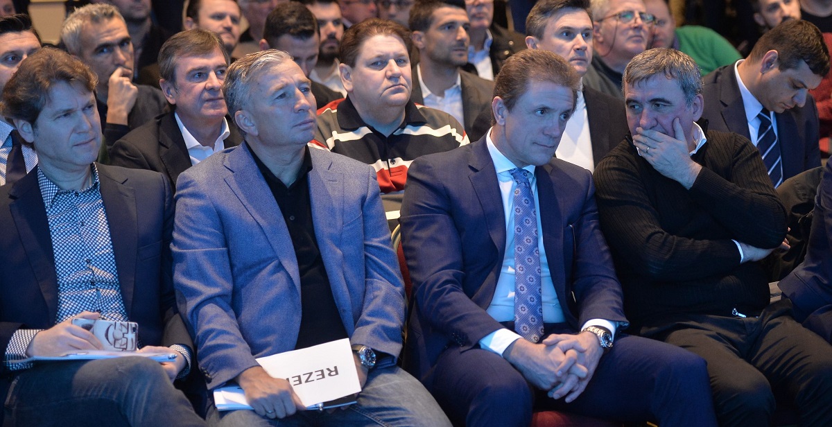 Florin Rădoucioiu, Dan Petrescu, Gică Popescu și Gică Hagi participă la o conferință