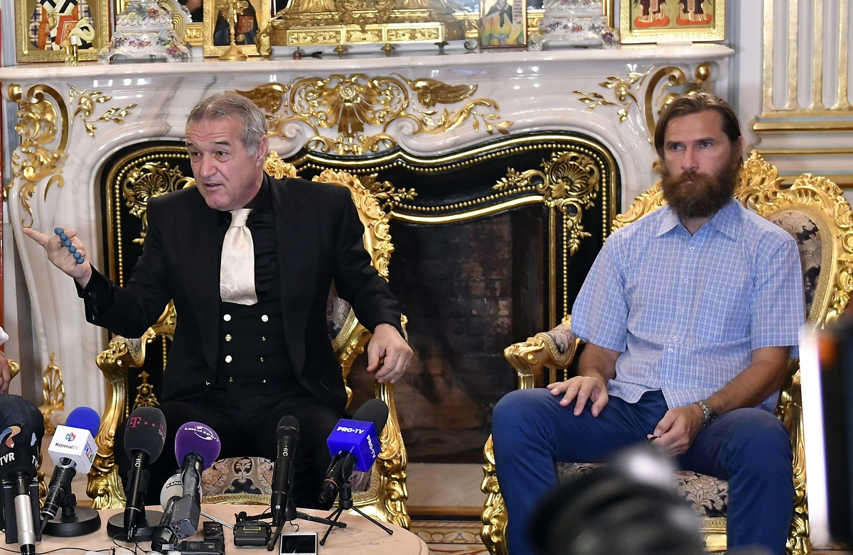 Gigi Becali și Alexandru Tudor, în timpul unei conferințe de presă