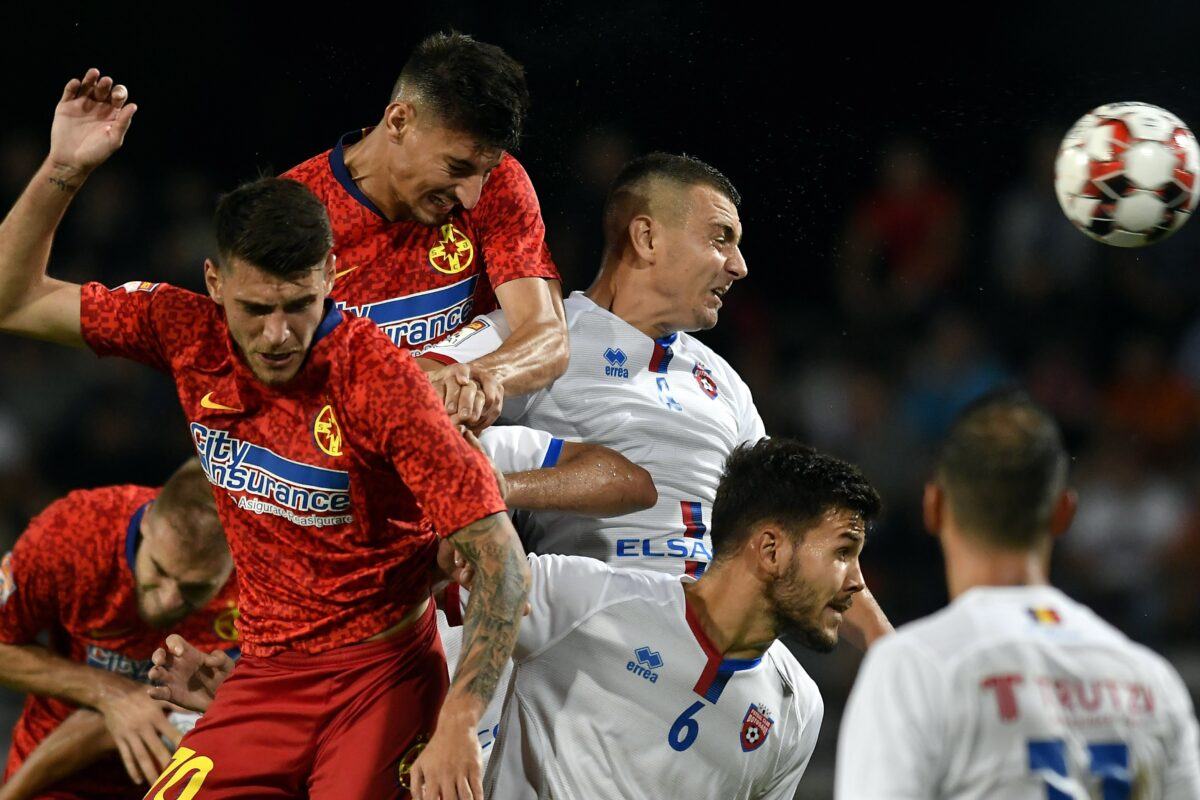 Andrei Chindriș, într-un duel cu jucătorii de la FCSB
