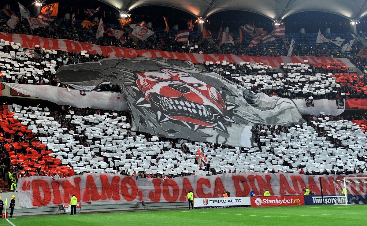 Galeria lui Dinamo, în timpul unui derby cu FCSB