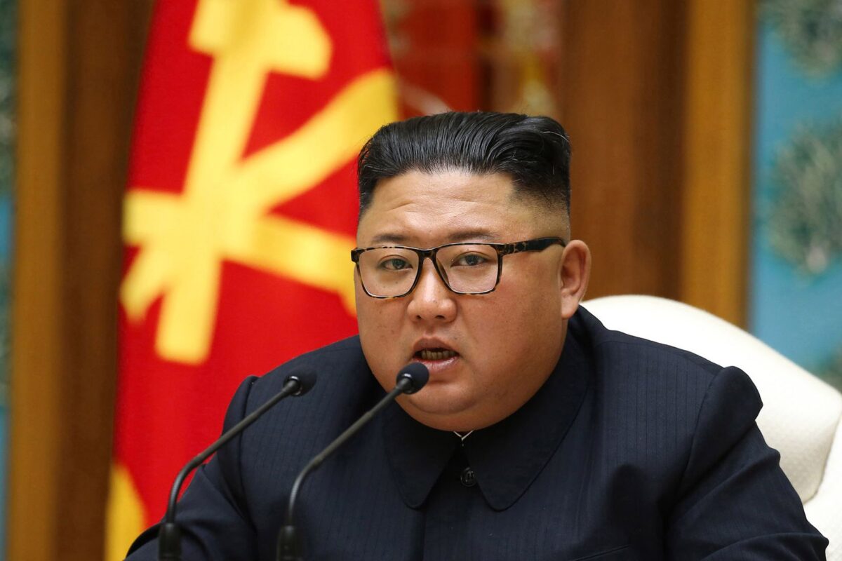 CUTREMUR! Dictatorul nord coreean Kim Jon Un ar fi ”în stare vegetativă” după ce a acuzat dureri în piept
