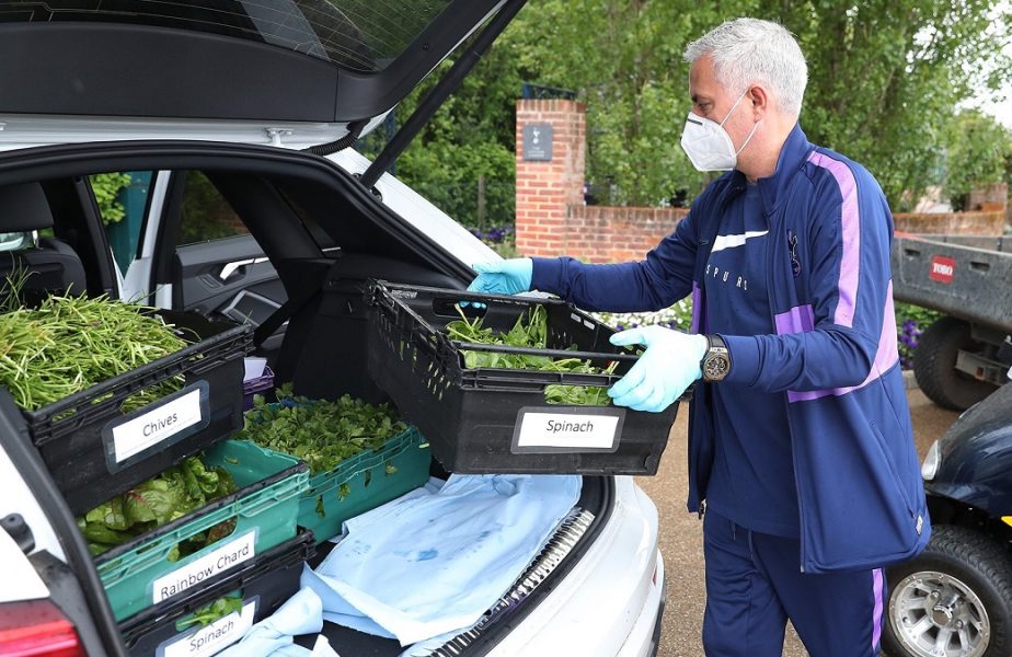 Imagini impresionante! Jose Mourinho le-a livrat legume londonezilor care suferă din cauza pandemiei
