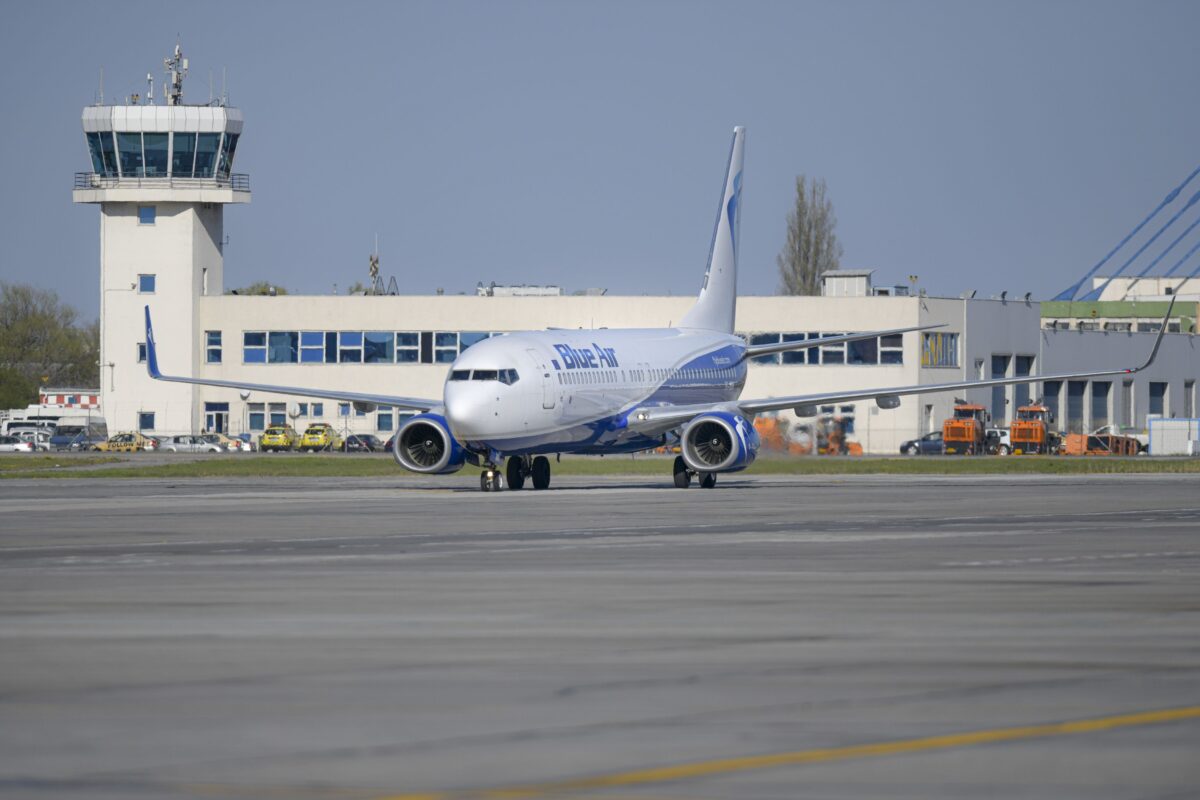 Avion care decolează pe aeroportul din Otopeni