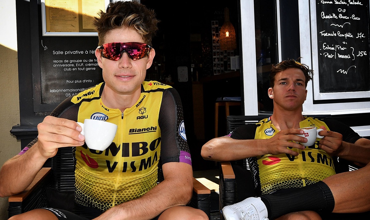 Doi cicliști care beau cafea
