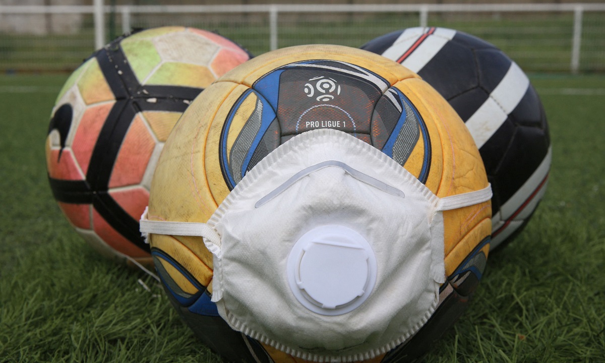 Minge de fotbal cu mască de protecție