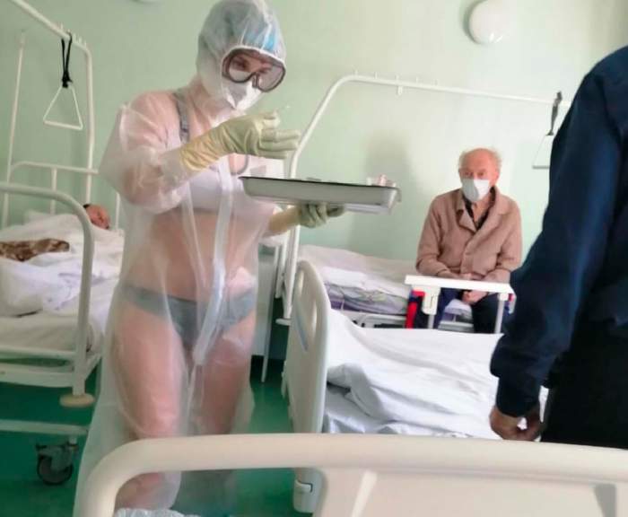 Un doctor lucrează în boxeri în acelaşi spital unde o asistentă tratează pacienţii de coronavirus într-un combinezon transparent