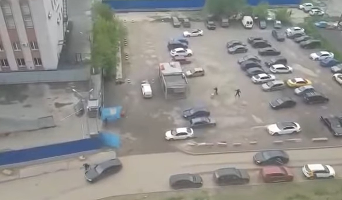 VIDEO | Imagini terifiante în Rusia, în mijlocul zilei. Luptă armată cu mitraliere şi pistoale automate