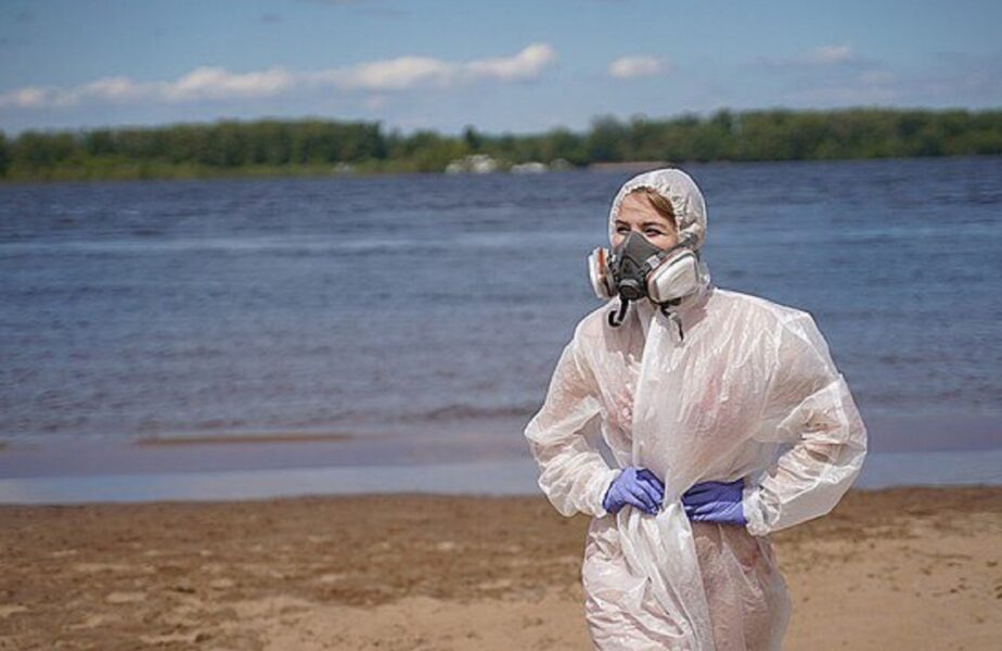 GALERIE FOTO | Asistenta în costum transparent a revoluţionat moda! Cum arată ţinuta de plajă a rusoaicelor