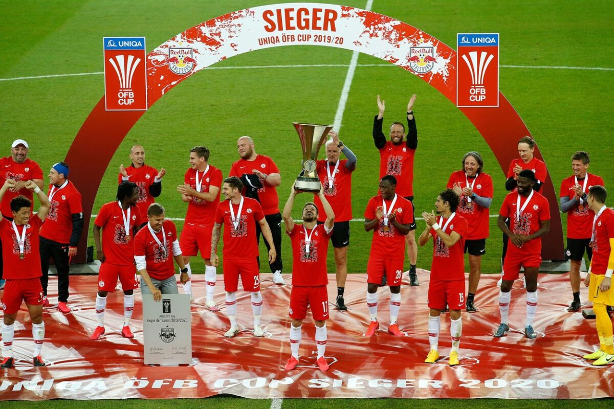 Imagini virale. Jucătorii de la Salzburg au respectat distanţarea socială când au primit Cupa Austriei
