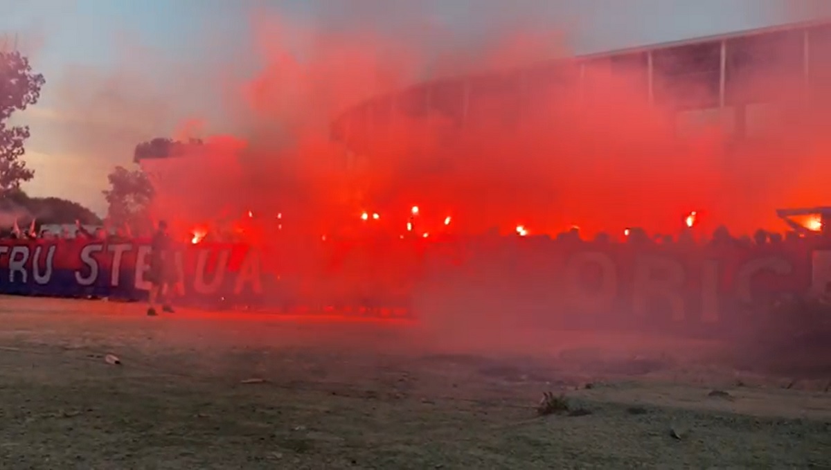 VIDEO | Fanii Stelei au sărbătorit lângă stadionul de 100 de milioane de euro. Spectacol pirotehnic al roş-albaştrilor!