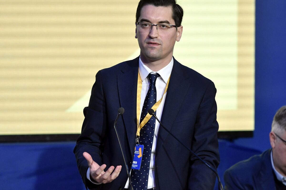 Răzvan Burleanu, în timpul unei conferinţe de presă