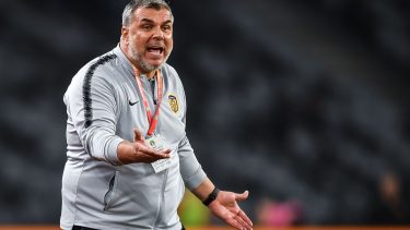 Cosmin Olăroiu ameninţă cu demisia după ce a fost adus în pragul disperării de şeicii de la Al Sharjah: „Nimeni nu vorbeşte cu mine!”