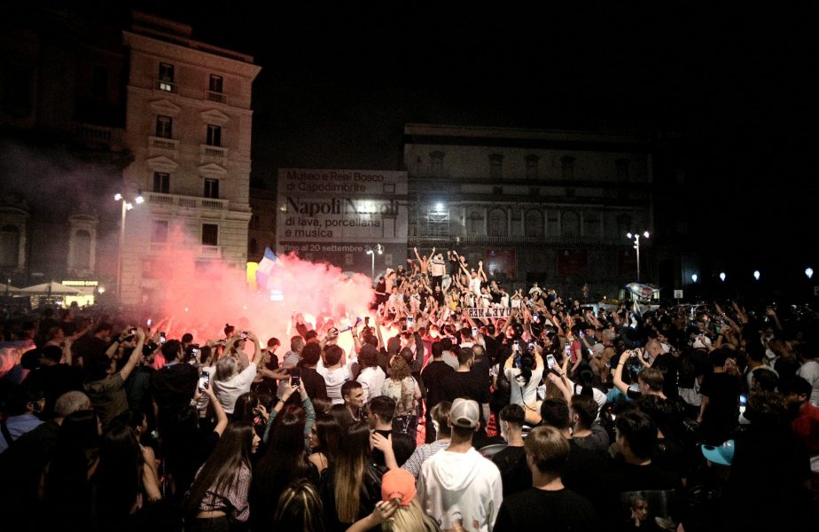 VIDEO | Au dat foc la oraş. Mii de fani ai lui Napoli nu au mai ţinut cont de pandemie şi au sărbătorit pe străzi succesul din finala Cupei Italiei
