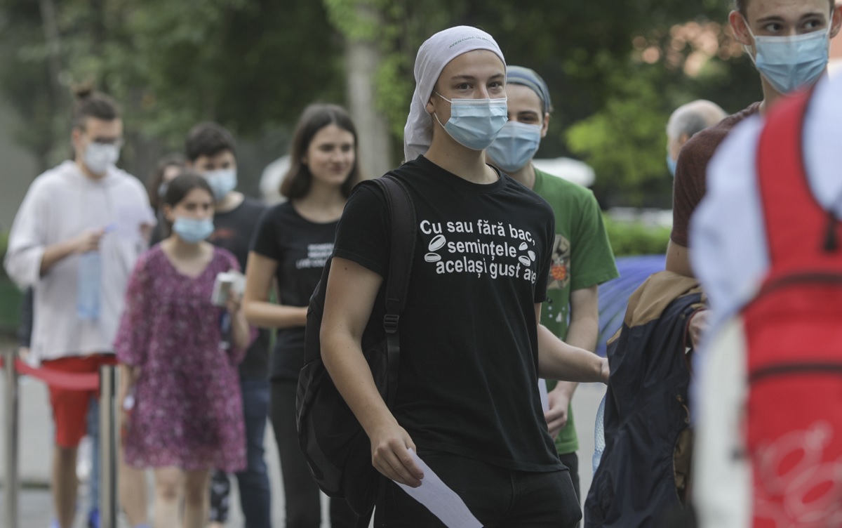 VIDEO | Gică Popescu, alături de elevii care dau BAC-ul. Mesajul transmis chiar înainte de intrarea absolvenţilor în sălile de examen