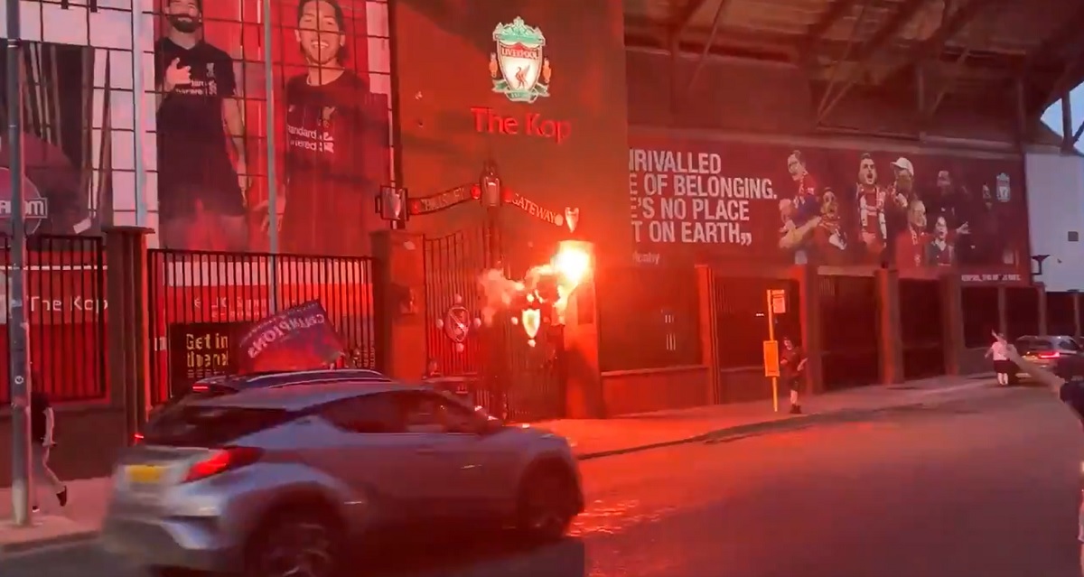 VIDEO | Bucuria câştigării titlului a învins pandemia. Fanii lui Liverpool au sărbătorit lângă Anfield!