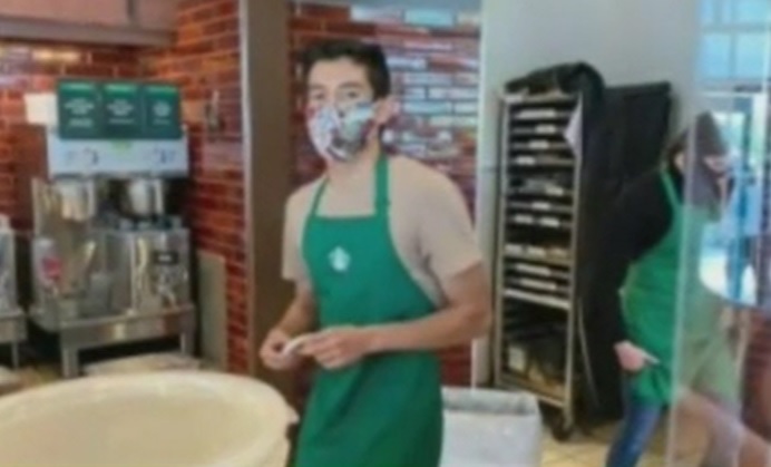 Un tânăr din California a refuzat să servească o femeie care nu purta mască şi s-a ales cu un bacşiş de 60.000 de dolari
