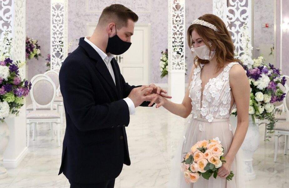 Reguli noi pentru oficializarea nunţilor pe durata pandemiei. Mirii trebuie să se spele pe mâini înainte şi după ce îşi pun verghetele!