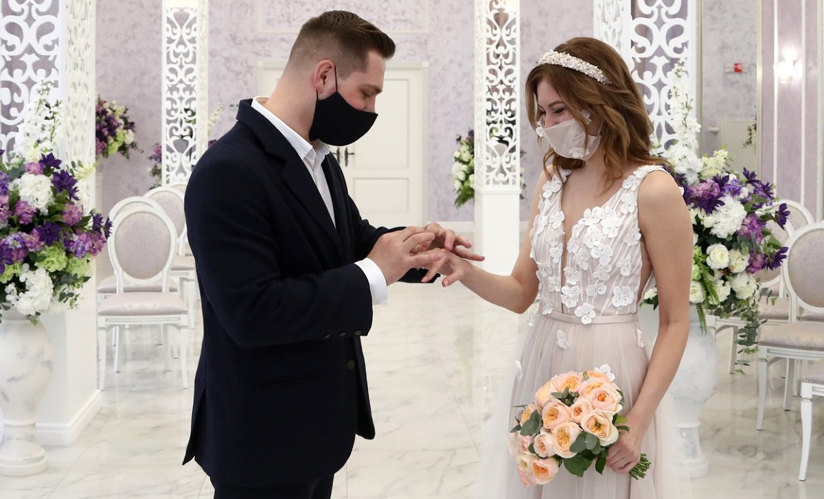 Reguli noi pentru oficializarea nunţilor pe durata pandemiei. Mirii trebuie să se spele pe mâini înainte şi după ce îşi pun verghetele!