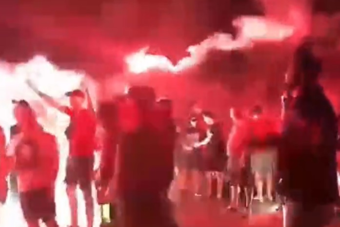 VIDEO Jucătorii lui Dinamo s-au trezit cu ultraşii la hotel. Torţe şi un mesaj clar pentru fotbalişti