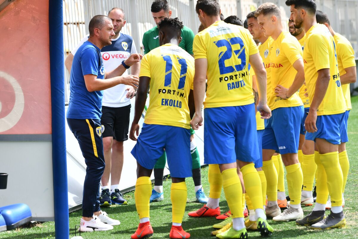 UTA – Petrolul a fost amânat! Şase persoane din clubul prahovean, infectate cu coronavirus! FRF a anunţat că şi un arbitru are Covid-19