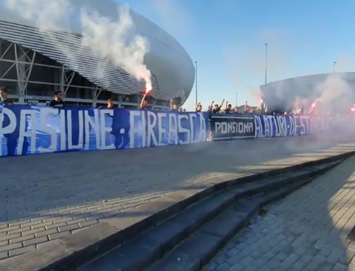 VIDEO | Craiova fierbe în aşteptarea derby-ului cu FCSB! Ultraşii au aprins torţe şi au transmis mesaje de încurajare din faţa stadionului