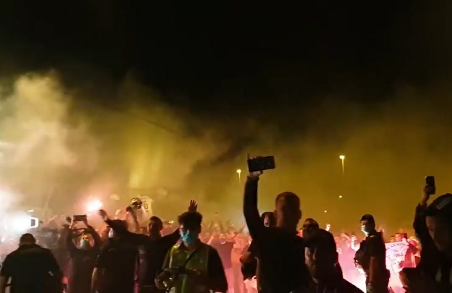 VIDEO | Sărbătoare în Bănie! Petrecere cu torţe şi cântece de titlu. Jucătorii au uitat de pandemie şi s-au bucurat alături de fani!