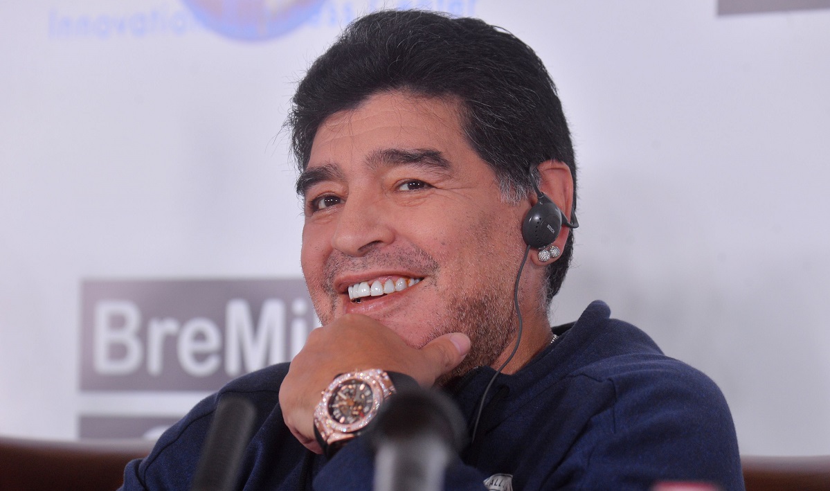VIDEO | Diego Maradona şi-a luat un bolid de lux. Nu are voie să îl conducă prin oraş, dar a intrat cu el pe terenul de fotbal