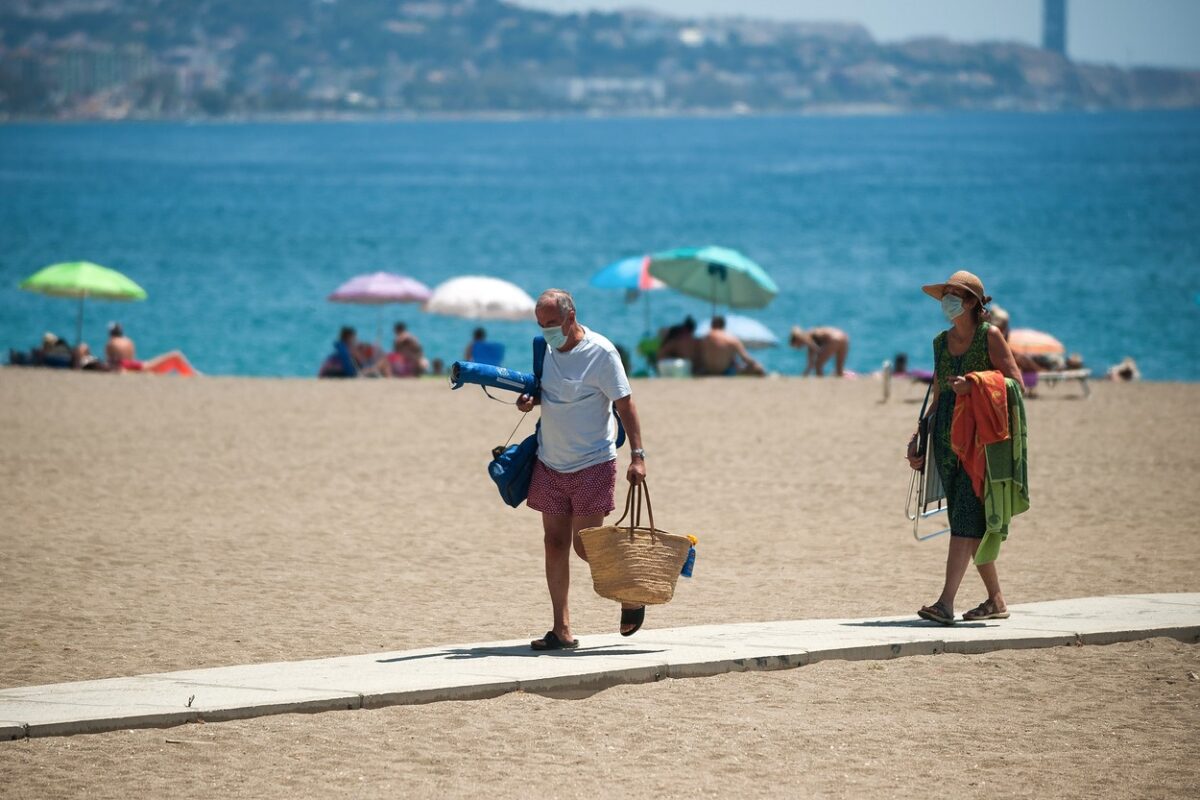 Spania a introdus noi restricţii. În anumite zone turistice, purtatul măştii este obligatoriu la plajă şi piscină. Zonele unde se aplică regula