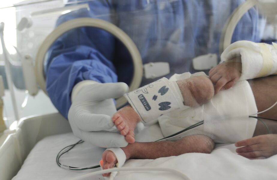 Doctorii consideră asta o minune! Bebeluşul născut prematur, cântărind doar 500 de grame, a scăpat de coronavirus