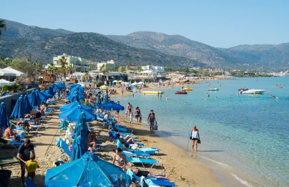 Presa din Grecia dă vina pe turiştii români pentru creşterea numărului de cazuri de coronavirus din insula Creta
