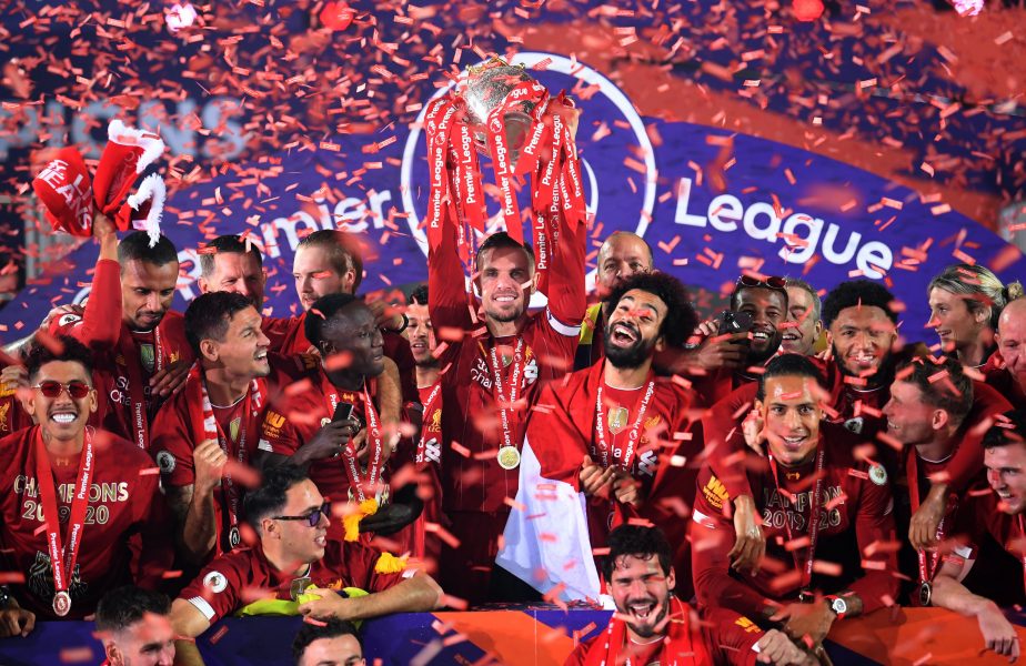 Imagini pentru istorie! Liverpool a primit trofeul de campioană, iar fanii nu au mai ţinut cont de pandemie. Au sărbătorit pe străzi primul titlu după 30 de ani