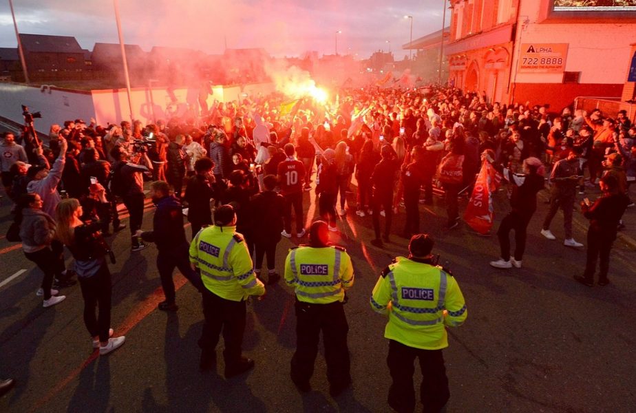 Pandemia nu i-a speriat, poliţia i-a arestat. Nouă fani ai lui Liverpool, reţinuţi după ce au sărbătorit în stradă!