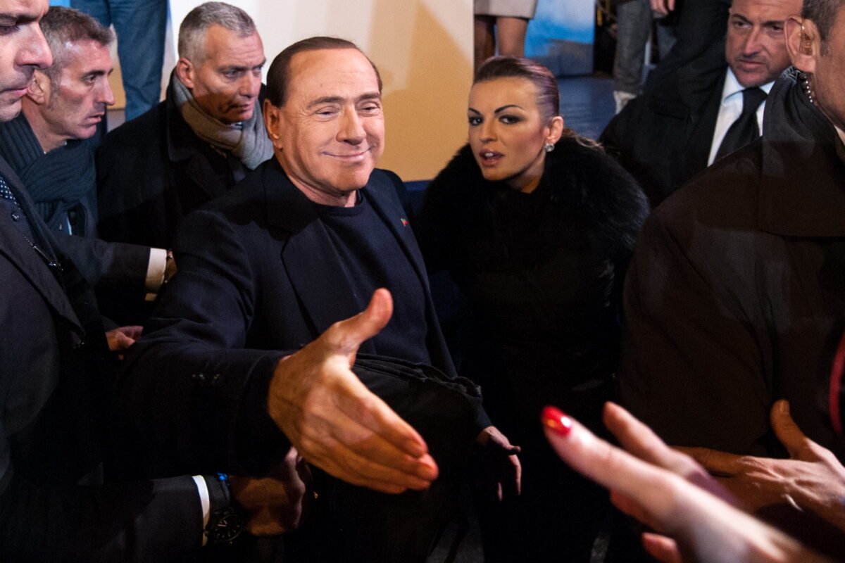 Silvio Berlusconi şi-a părăsit iubita cu 48 de ani mai tânără. Despărţirea l-a costat zeci de milioane de euro