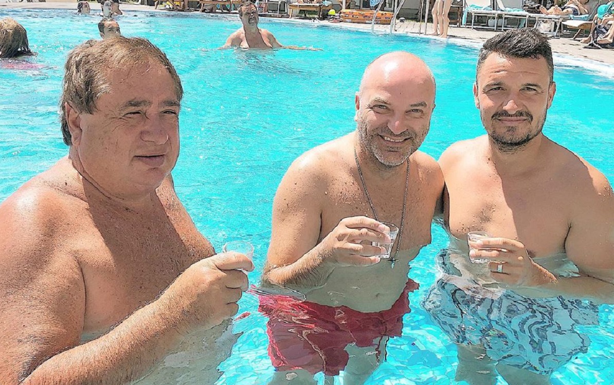 Cadre surprinzătoare, la piscină, cu Capatos, Budescu şi Ioan Niculae. "Pregătim viitorul transfer"