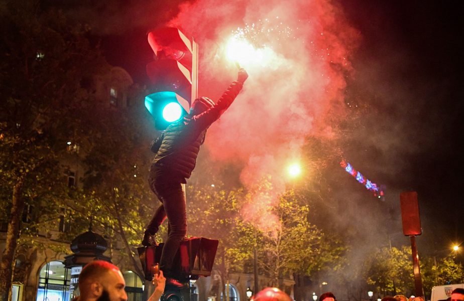 Nebunie la Paris! Fanii s-au adunat în faţa stadionului şi au aprins torţe înaintea unei seri istorice