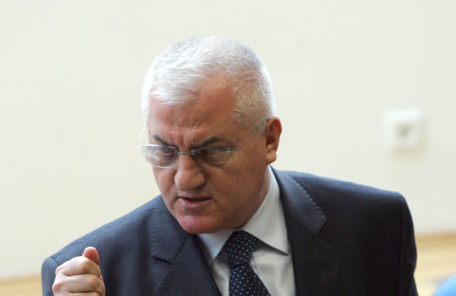 Dumitru Dragomir, în timpul unei conferințe de presă