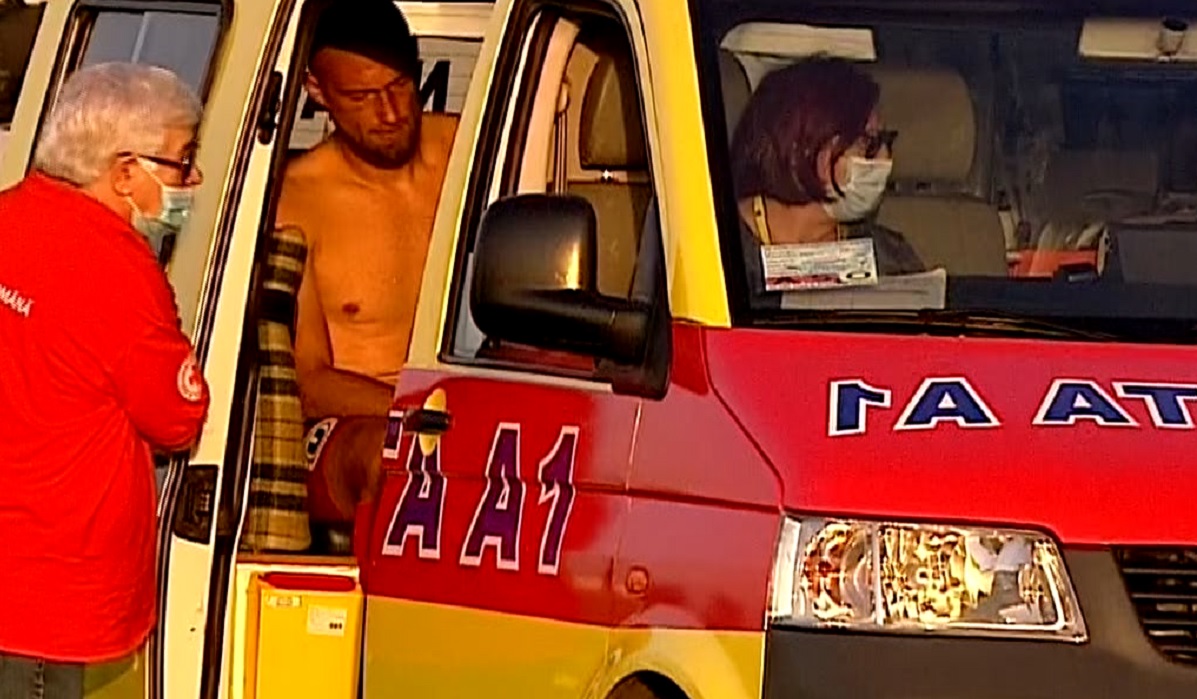 Gabi Tamaş s-a accidentat grav şi a strigat după cei care cărau targa. A fost dus cu ambulanţa la spitalul din Bacău!
